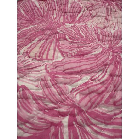 Pottery Barn X Lilly Pulitzer Reversible King Quilt in Lilly Of The Jungle - Picture 9 of 13